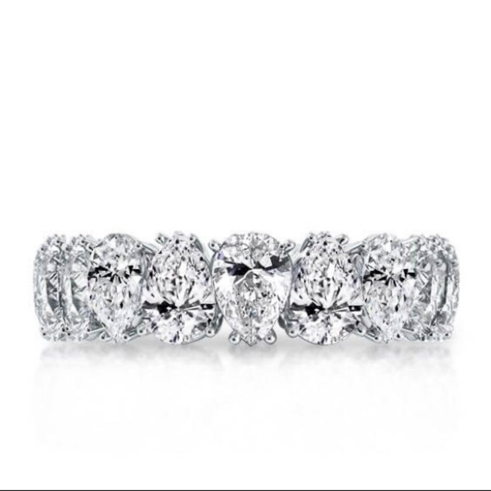 On Hold for @Fajesse
Pear white topaz eternity band